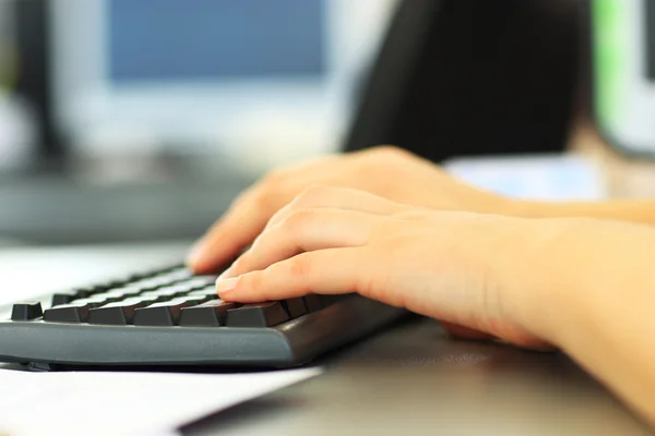 Close-up shot of a female learner typing on the keyboard — Stock Photo, Image