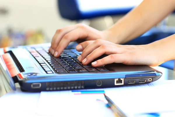 Uczeń kobiece, wpisując na klawiaturze laptopa z bliska strzał — Zdjęcie stockowe