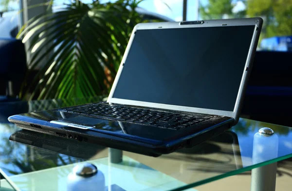 Foto de primer plano del ordenador portátil con tapa abierta. Pantalla en blanco . — Foto de Stock