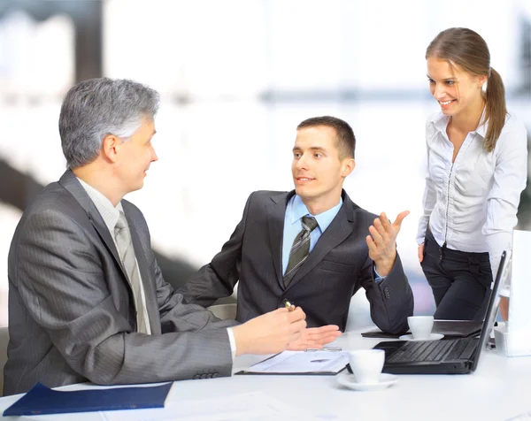 Un equipo de negocios sentado en la oficina y el trabajo de planificación — Foto de Stock