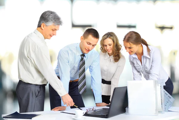 Business- und Bürokonzept - Geschäftsteam trifft sich im Büro — Stockfoto