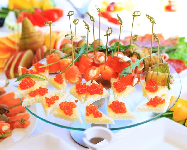 Servicio de mesa de catering con cubiertos y copas de vidrio en el restaurante antes de la fiesta —  Fotos de Stock