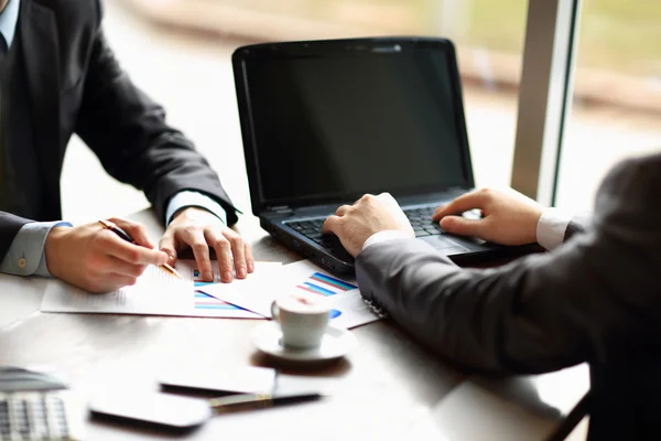 Groep zakenmensen bezig met het bespreken van financiële zaken tijdens vergadering — Stockfoto