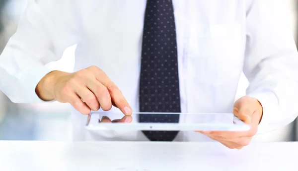 Casual hombre de negocios leyendo en la tableta PC en la oficina — Foto de Stock