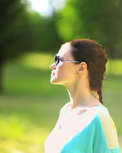 Schöne sexy Frau in der Natur mit schwarzer Sonnenbrille — Stockfoto