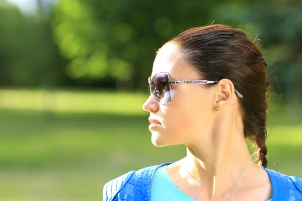 Schöne sexy Frau in der Natur mit schwarzer Sonnenbrille — Stockfoto