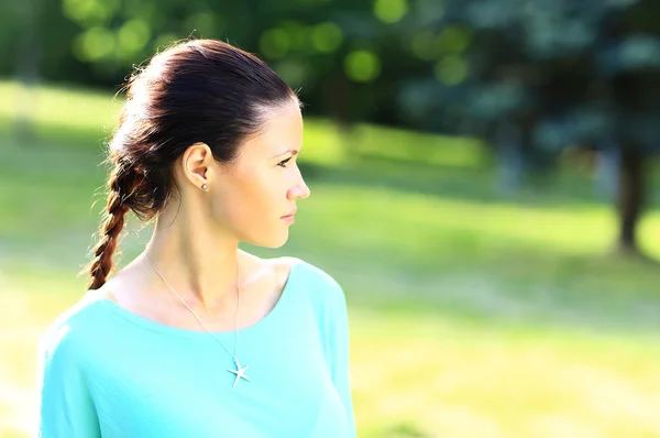 Portrait de la jeune belle femme souriante en plein air — Photo