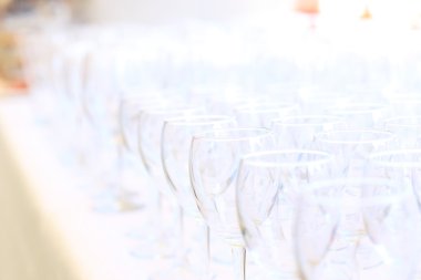 Bahçe partisinde boş şarap kadehleri