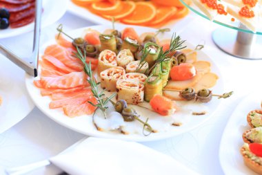 çatal bıçak ve cam kadehlerle yemek masası seti. Partiden önce restoranda.