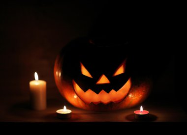 Cadılar Bayramı Balkabağı ve arka plan üzerinde mum oyma