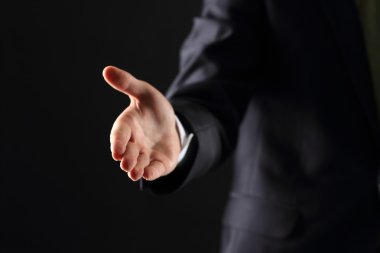 İşi bağlamaya hazır eli açık bir iş adamı.