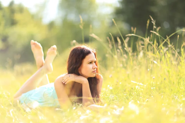 Krásná mladá žena na hřišti v létě — Stock fotografie