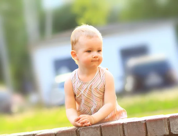 Bonito bebê-menina ao ar livre — Fotografia de Stock