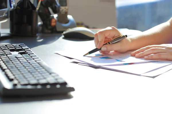 Affärskvinna som skriver med penna på kontoret — Stockfoto