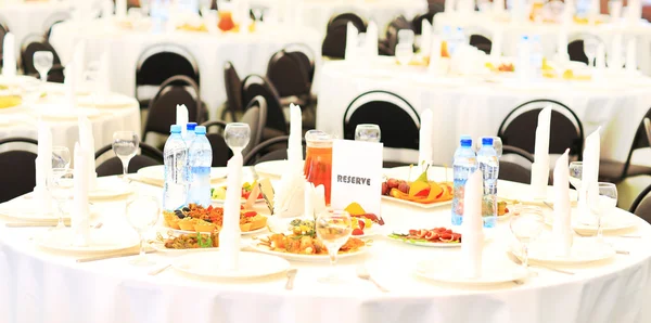 Reserved sign on a restaurant table — Stock Photo, Image