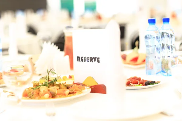 Reserved sign on a restaurant table — Stock Photo, Image