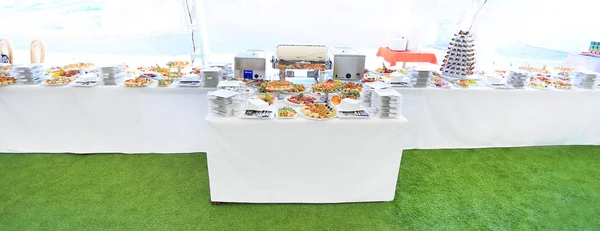 Serviço de mesa de catering set com talheres de prata e vidro no restaurante antes da festa — Fotografia de Stock