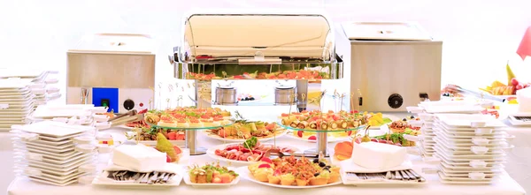 Meja katering set layanan dengan peralatan perak dan gelas stemware di restoran sebelum pesta — Stok Foto