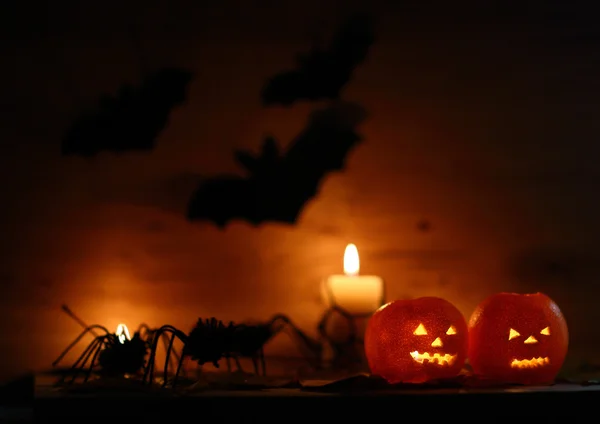 Halloween-Kürbis auf Holzgrund — Stockfoto