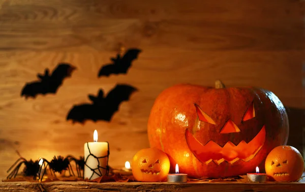 Halloween-Kürbis auf Holzgrund — Stockfoto