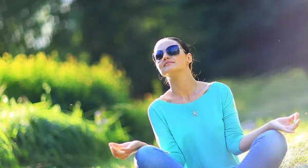 Schöne sexy Frau in der Natur mit schwarzer Sonnenbrille — Stockfoto