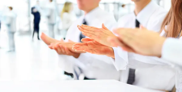 Close-up van mensen uit het bedrijfsleven handen klappen. Werkcollege bedrijfsconcept — Stockfoto