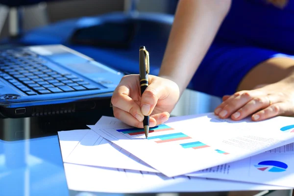 Mujer de negocios Escribir con bolígrafo en la oficina —  Fotos de Stock