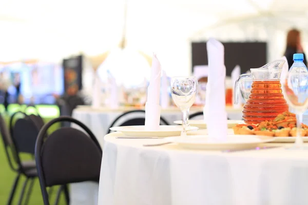 Table de service préparée pour la fête de l'événement ou mariage — Photo