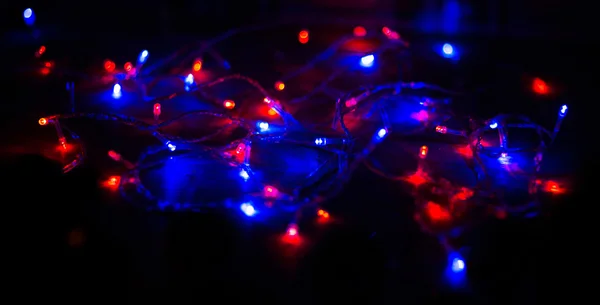 Julbelysning på mörk bakgrund med kopieringsutrymme. Dekorativ krans — Stockfoto