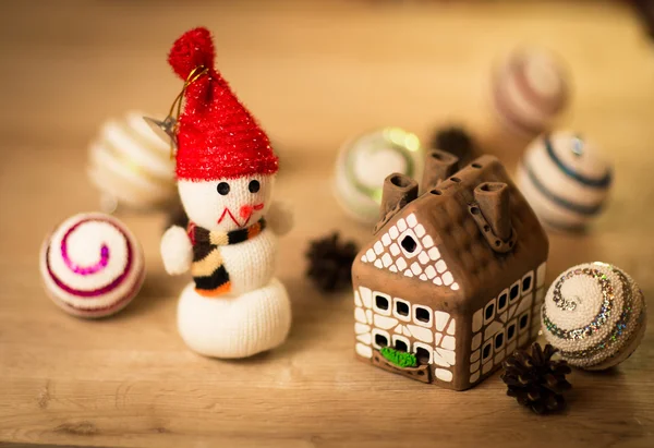 Peperkoek huis over en mooie handgemaakte sneeuwman — Stockfoto