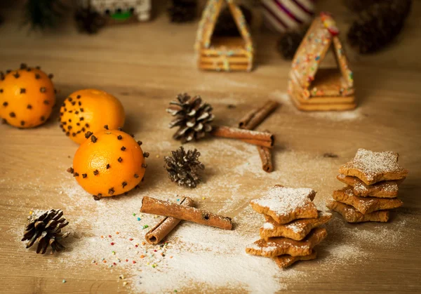 Biscoitos de gengibre caseiros de Natal, especiarias e decoração — Fotografia de Stock