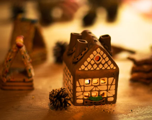 Волшебный рождественский торт со свечой внутри и красивыми фонарями — стоковое фото