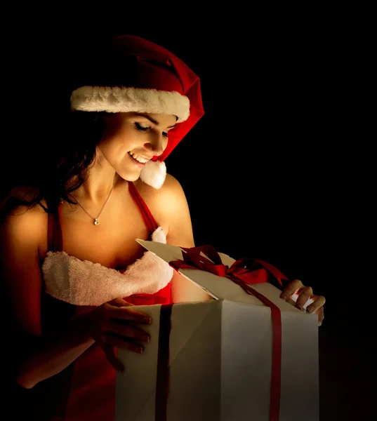 Santa mulher abrindo a caixa de presente de Natal mágico — Fotografia de Stock