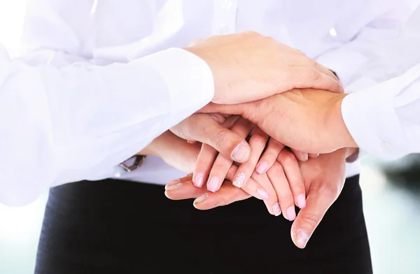 Företagsgrupp med händerna tillsammans - lagarbete begrepp — Stockfoto