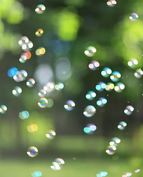 Радужные пузыри от пузырька воздуходувки — стоковое фото