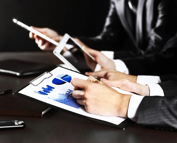 Close-up picture of businessman's hand writing in the document — Stock Photo, Image