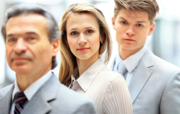 Retrato de grupo de un equipo profesional de negocios mirando con confianza a la cámara —  Fotos de Stock