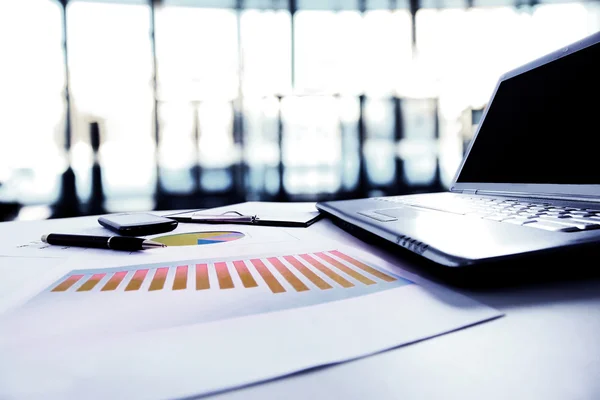 Grafieken, grafieken, zakelijke tafel. De werkplek van zakenmensen — Stockfoto