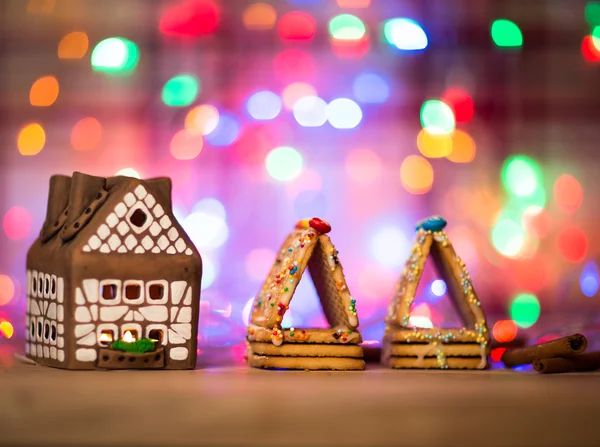 Fairy Christmas house cake with candle light inside, narrow depth of field and background lights — Stock Photo, Image