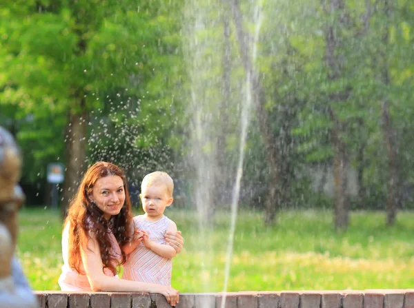 Gelukkig moeder en dochter samen lachen buiten — Stockfoto