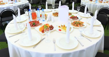 Parti ya da düğün için servis masası hazırlandı