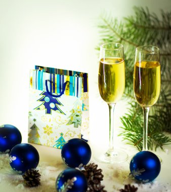 İki şampanya kadehi yeni yıla hazır.