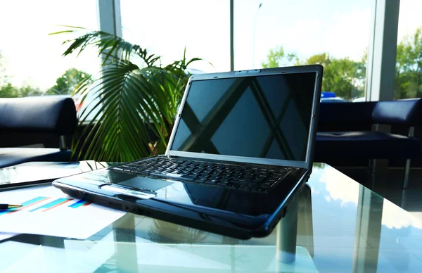 Área de trabalho moderna mesa de escritório em casa com laptop e equipamentos — Fotografia de Stock