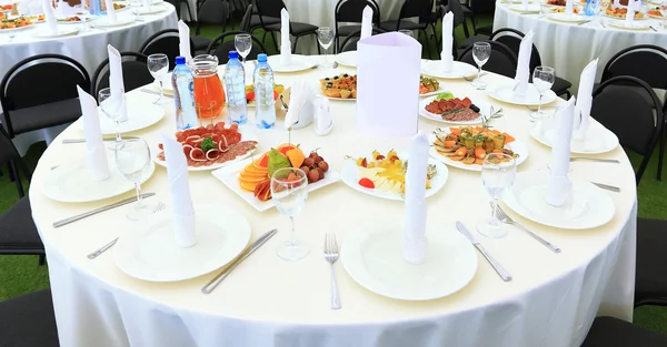 Mesa de serviço preparada para festa de evento ou casamento — Fotografia de Stock