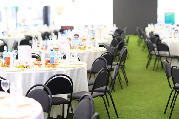 Elegant wedding reception area, ready for guests and the bridal party. Rich bunch of flowers table. — Stock Photo, Image