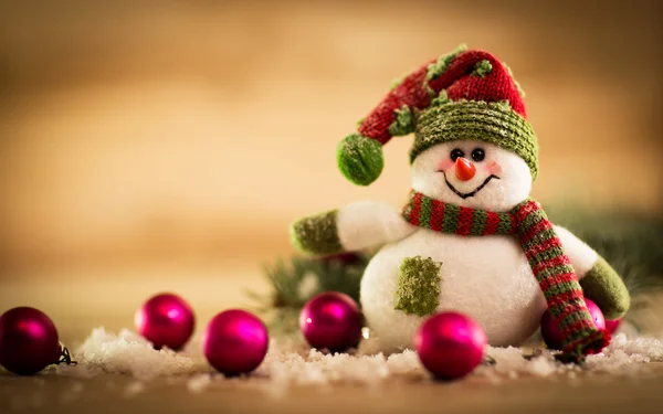 Fondo de Navidad con árbol de Navidad y muñeco de nieve en una tabla de madera rústica — Foto de Stock