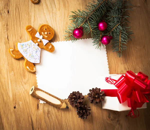 Рождественская открытка: чистый, винтажный сельский подарок и ветка елки на деревянном фоне с подарком — стоковое фото