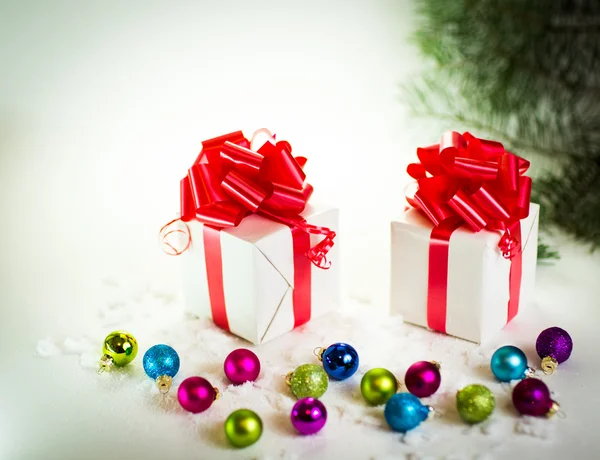 Presentes em um fundo branco com bolas de Natal — Fotografia de Stock