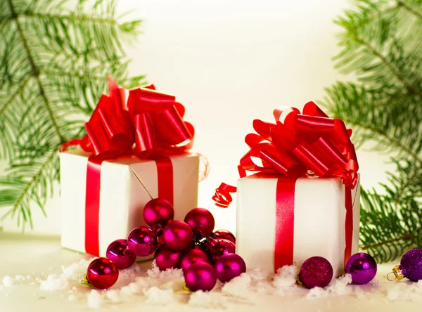 Δώρα σε λευκό φόντο με μπάλες Χριστούγεννα — Φωτογραφία Αρχείου