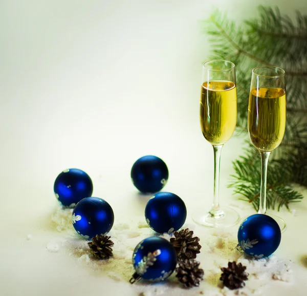 Два бокала шампанского готовы принести в Новый год — стоковое фото